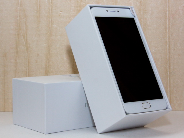 Meizu M3 Note Review - In box